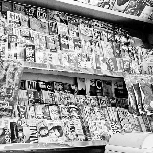 
[[File:2010 newsstand 4901850654.jpg|2010_newsstand_4901850654]]